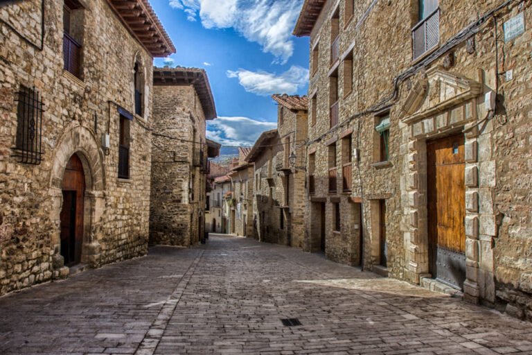 Qué ver y hacer en Cantavieja: el pueblo del Maestrazgo que guarda un pasado legendario