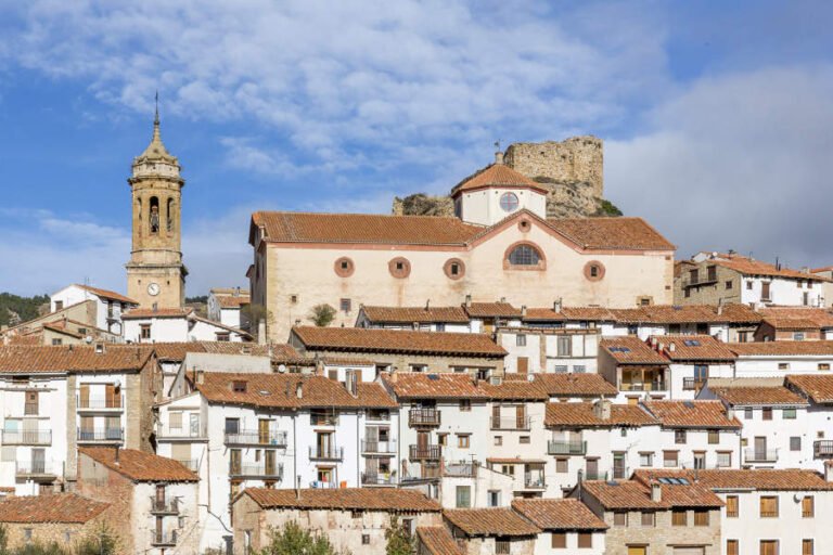 Qué ver y hacer en Linares de Mora: el pueblo escondido entre montañas que nadie esperaba
